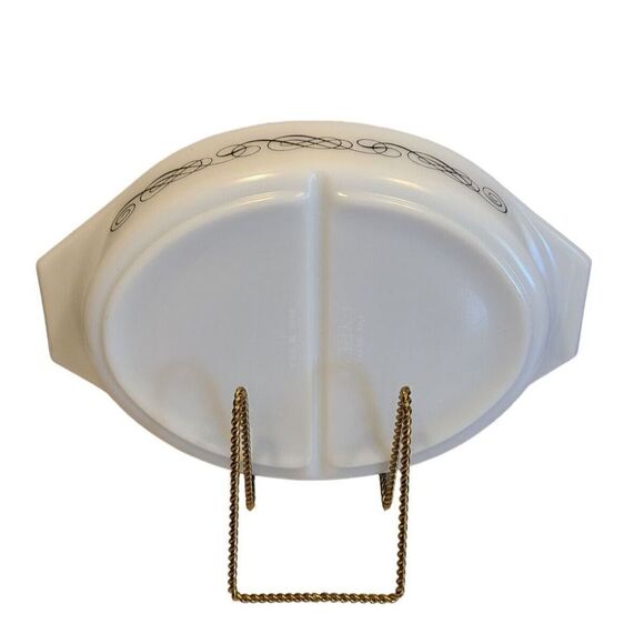 PYREX White & Black Scroll Oval DIVIDED CASSEROLE 1.5 Quart with Lid 945 C EUC - Picture 2 of 12